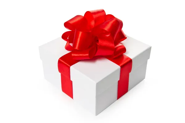 Witte geschenkdoos met rode satijnen boog en lint — Stockfoto