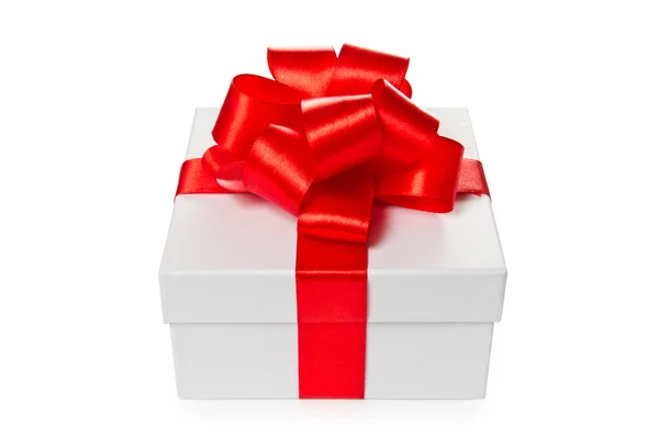 Witte geschenkdoos met rode satijnen boog en lint — Stockfoto