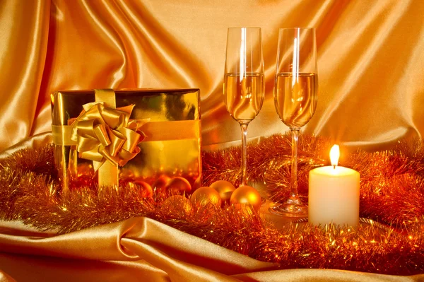 Neujahr Weihnachtsstillleben in goldenen Tönen — Stockfoto