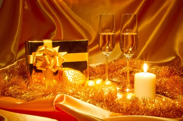 黄金色のトーンでの新年クリスマスの静物 — ストック写真