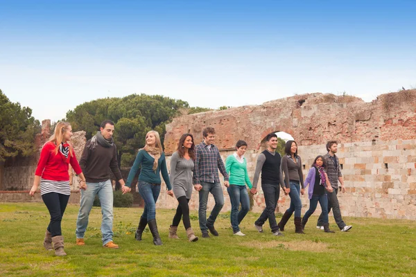 Gyaloglás együtt multikulturális csoport — Stock Fotó