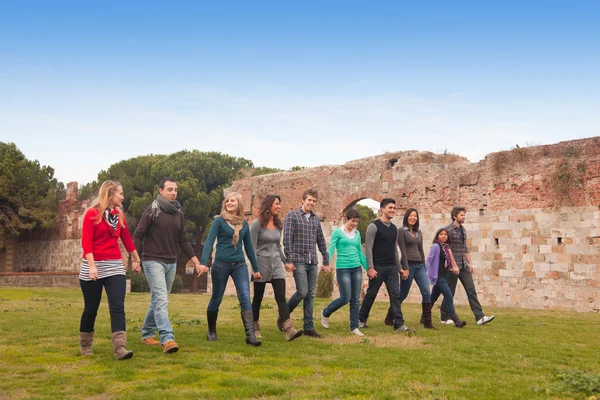 Multiculturele groep lopen samen — Stockfoto