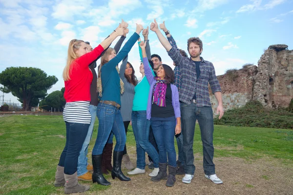 Studenti universitari con i pollici in su — Foto Stock