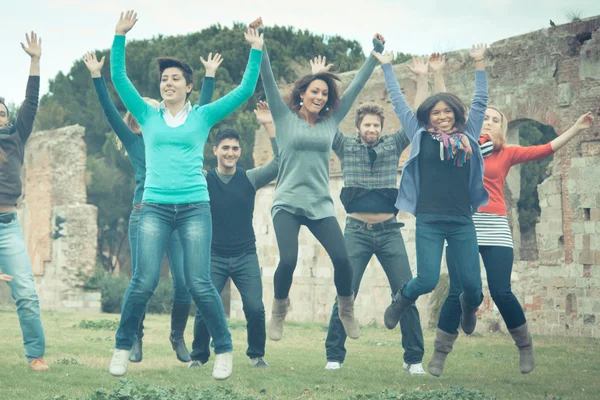 Estudantes universitários multiculturais saltando — Fotografia de Stock