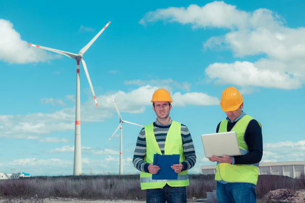 Tekniker ingenjör i vindturbinens kraftverk — Stockfoto