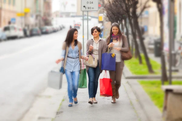 Üç güzel genç kadın alışveriş yaparken — Stok fotoğraf