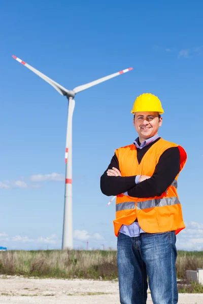 Tecnico Ingegnere nella centrale eolica a turbina — Foto Stock