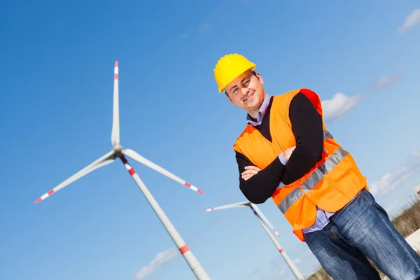 Технічний інженер на вітровій турбінній електростанції — стокове фото