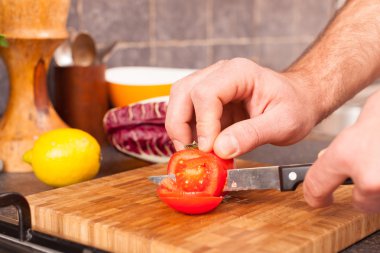 Mutfakta adam kesme domates