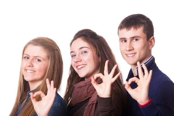 Adolescentes estudiantes haciendo Ok signo — Foto de Stock