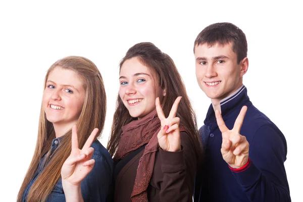 Teenage studenten maken van overwinning of vredesteken — Stockfoto