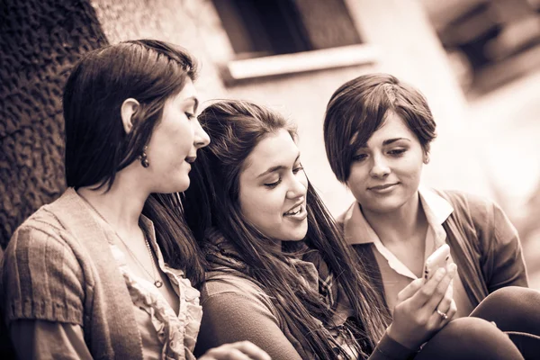 Группа женщин, отправляющих сообщения с мобильного телефона — стоковое фото