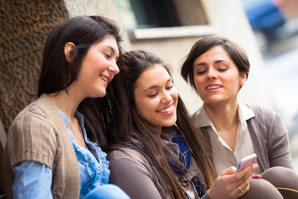 Gruppe von Frauen sendet Nachricht mit Mobiltelefon — Stockfoto