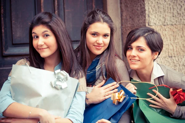 Szczęśliwy młodych kobiet po zakupy — Zdjęcie stockowe