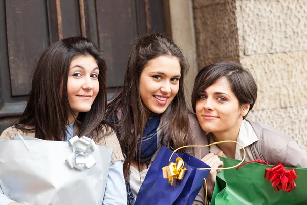Glada unga kvinnor efter shopping — Stockfoto