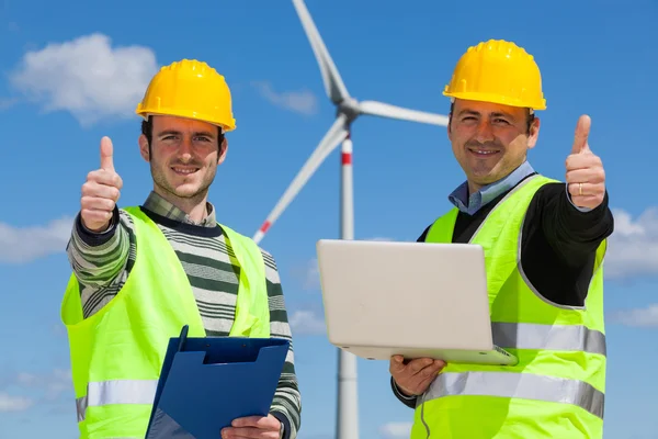 Techniker Ingenieur in Windkraftanlage — Stockfoto
