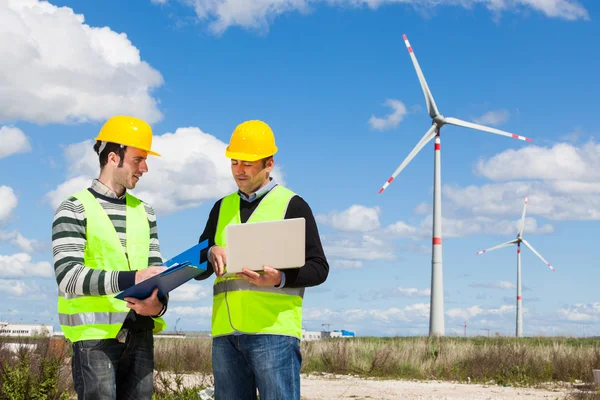 Twee ingenieurs in een wind turbine-elektriciteitscentrale — Stockfoto