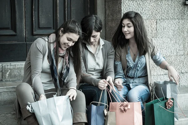 Gelukkig jonge vrouwen na het winkelen — Stockfoto