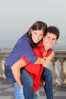 Genç çift piggybacking gülümseyen