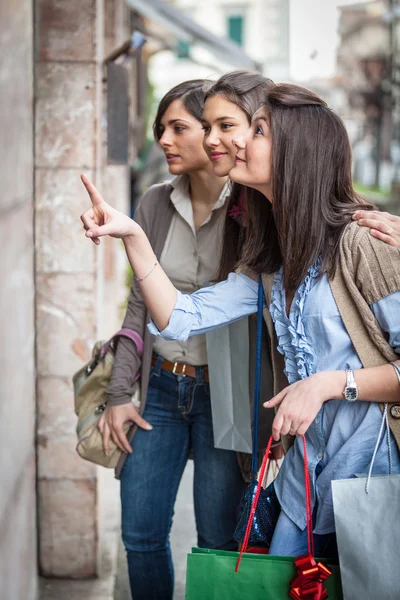 Unga kvinnor framför en klädaffär — Stockfoto