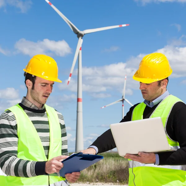 Två ingenjörer i ett vindkraftverk på turbin — Stockfoto