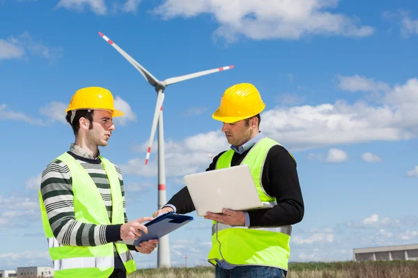 Due ingegneri in una centrale eolica a turbina — Foto Stock