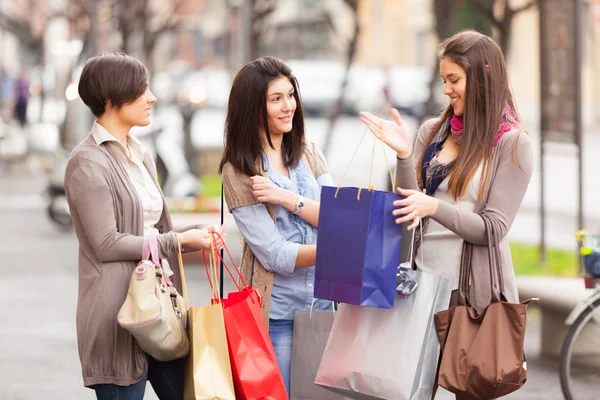 Drie mooie jonge vrouwen met shopping tassen — Stockfoto