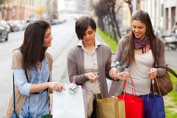 Tre belle giovani donne che fanno shopping — Foto Stock
