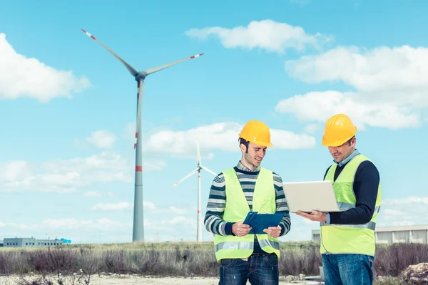 Zwei Ingenieure in einem Windkraftwerk — Stockfoto