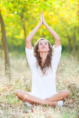 güzel kız yoga egzersizleri yapıyor