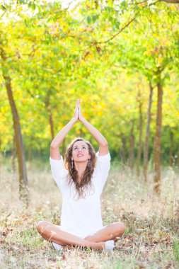 güzel kız yoga egzersizleri yapıyor