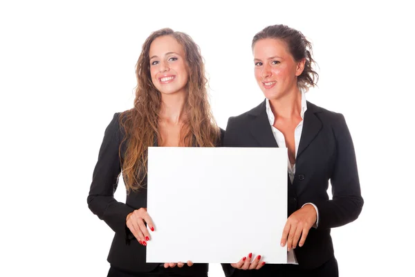 Mujeres de negocios sosteniendo tablero en blanco — Foto de Stock
