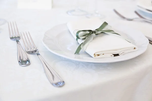 Elegante decorazione del tavolo in un ristorante — Foto Stock