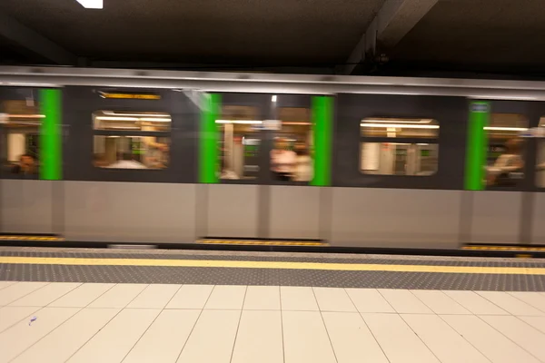Tren subterráneo, efecto de desenfoque de movimiento — Foto de Stock