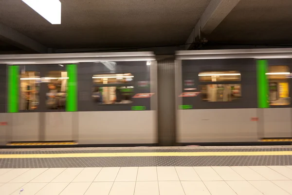 Поезд метро, эффект размытия движения — стоковое фото