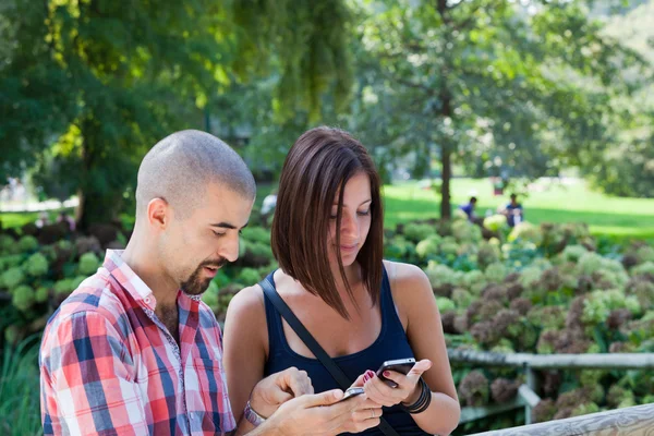 Gelukkige paar met mobiele telefoon — Stockfoto