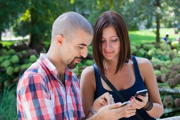 Счастливая пара с мобильным телефоном — стоковое фото