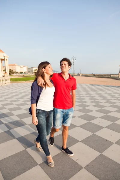 Glückliches junges Paar zu Fuß umarmt — Stockfoto