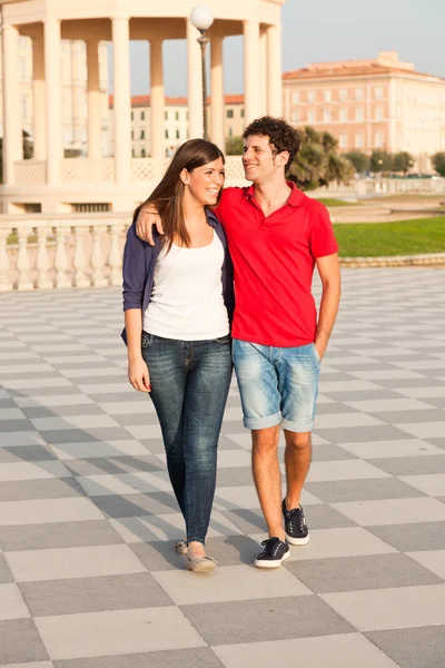 Feliz casal jovem Caminhando Abraçado — Fotografia de Stock