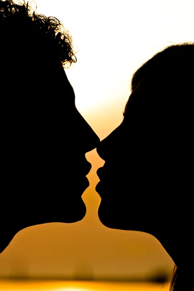 Tineri cuplu silueta la apus de soare — Fotografie, imagine de stoc