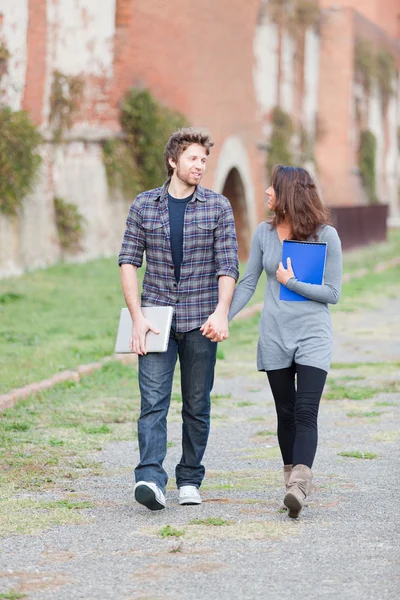 Молода пара в коледжі — стокове фото