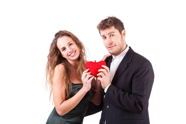 Pár se drží srdce, symbol lásky, na den svatého Valentýna — Stock fotografie