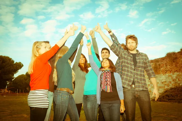 Estudiantes universitarios con pulgares arriba —  Fotos de Stock