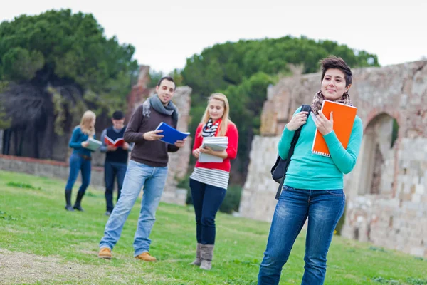 Multikulturelle College-Studenten im Park — Stockfoto