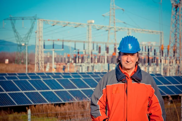 Инженер за работой на солнечной электростанции — стоковое фото