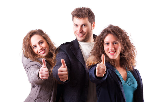 Счастливый молодой с поднятыми пальцами
