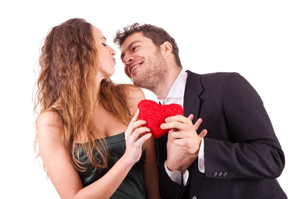 Casal Segurando um Coração, símbolo de Amor, no Dia dos Namorados — Fotografia de Stock