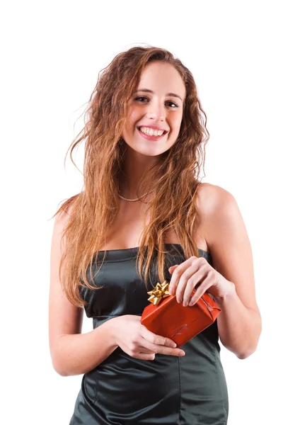 Jeune femme avec un cadeau rouge — Photo