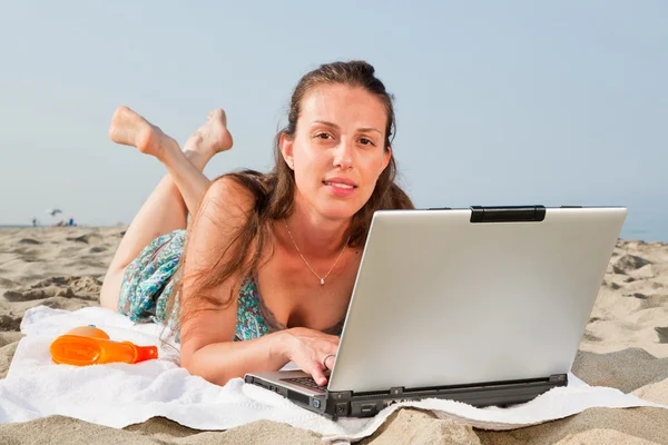 Mulher trabalhando no computador na praia — Fotografia de Stock