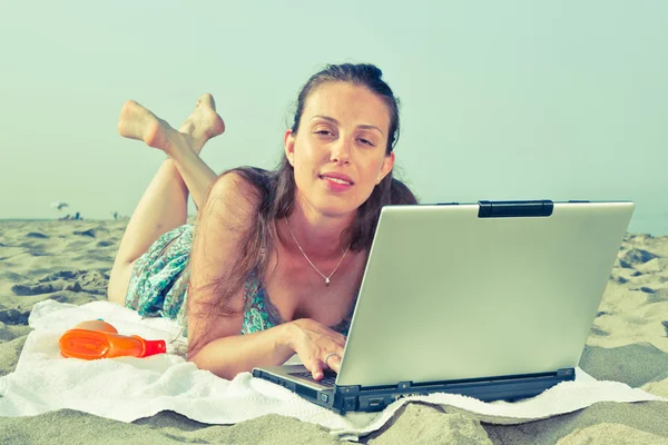 Mujer Trabajando en Computadora en la Playa —  Fotos de Stock